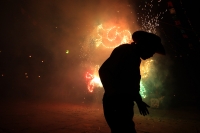 Domingo 18 de diciembre del 2016. San Lorenzo Zinacantan. Fuegos Artificiales, danzas, tambores y carrizo acompañan los rezos y promesas de esta noche en la comunidad Navenchauc donde los jóvenes floreros reafirman las promesas del recorrido de La Topada 