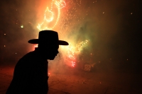 Domingo 18 de diciembre del 2016. San Lorenzo Zinacantan. Fuegos Artificiales, danzas, tambores y carrizo acompañan los rezos y promesas de esta noche en la comunidad Navenchauc donde los jóvenes floreros reafirman las promesas del recorrido de La Topada 