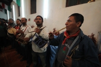 Domingo 18 de diciembre del 2016. San Lorenzo Zinacantan. Fuegos Artificiales, danzas, tambores y carrizo acompañan los rezos y promesas de esta noche en la comunidad Navenchauc donde los jóvenes floreros reafirman las promesas del recorrido de La Topada 