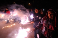 Domingo 18 de diciembre del 2016. San Lorenzo Zinacantan. Fuegos Artificiales, danzas, tambores y carrizo acompañan los rezos y promesas de esta noche en la comunidad Navenchauc donde los jóvenes floreros reafirman las promesas del recorrido de La Topada 
