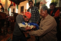 Domingo 18 de diciembre del 2016. San Lorenzo Zinacantan. Fuegos Artificiales, danzas, tambores y carrizo acompañan los rezos y promesas de esta noche en la comunidad Navenchauc donde los jóvenes floreros reafirman las promesas del recorrido de La Topada 