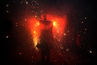 Domingo 18 de diciembre del 2016. San Lorenzo Zinacantan. Fuegos Artificiales, danzas, tambores y carrizo acompañan los rezos y promesas de esta noche en la comunidad Navenchauc donde los jóvenes floreros reafirman las promesas del recorrido de La Topada 