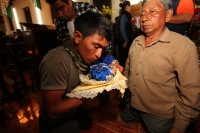 Domingo 18 de diciembre del 2016. San Lorenzo Zinacantan. Fuegos Artificiales, danzas, tambores y carrizo acompañan los rezos y promesas de esta noche en la comunidad Navenchauc donde los jóvenes floreros reafirman las promesas del recorrido de La Topada 