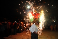 Domingo 18 de diciembre del 2016. San Lorenzo Zinacantan. Fuegos Artificiales, danzas, tambores y carrizo acompañan los rezos y promesas de esta noche en la comunidad Navenchauc donde los jóvenes floreros reafirman las promesas del recorrido de La Topada Domingo 18 de diciembre del 2016. San Lorenzo Zinacantan. Fuegos Artificiales, danzas, tambores y carrizo acompañan los rezos y promesas de esta noche en la comunidad Navenchauc donde los jóvenes floreros reafirman las promesas del recorrido de La Topada