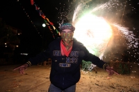 Domingo 18 de diciembre del 2016. San Lorenzo Zinacantan. Fuegos Artificiales, danzas, tambores y carrizo acompañan los rezos y promesas de esta noche en la comunidad Navenchauc donde los jóvenes floreros reafirman las promesas del recorrido de La Topada Domingo 18 de diciembre del 2016. San Lorenzo Zinacantan. Fuegos Artificiales, danzas, tambores y carrizo acompañan los rezos y promesas de esta noche en la comunidad Navenchauc donde los jóvenes floreros reafirman las promesas del recorrido de La Topada