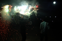 Domingo 18 de diciembre del 2016. San Lorenzo Zinacantan. Fuegos Artificiales, danzas, tambores y carrizo acompañan los rezos y promesas de esta noche en la comunidad Navenchauc donde los jóvenes floreros reafirman las promesas del recorrido de La Topada Domingo 18 de diciembre del 2016. San Lorenzo Zinacantan. Fuegos Artificiales, danzas, tambores y carrizo acompañan los rezos y promesas de esta noche en la comunidad Navenchauc donde los jóvenes floreros reafirman las promesas del recorrido de La Topada
