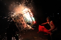 Domingo 18 de diciembre del 2016. San Lorenzo Zinacantan. Fuegos Artificiales, danzas, tambores y carrizo acompañan los rezos y promesas de esta noche en la comunidad Navenchauc donde los jóvenes floreros reafirman las promesas del recorrido de La Topada 