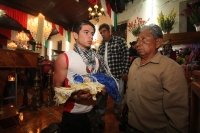 Domingo 18 de diciembre del 2016. San Lorenzo Zinacantan. Fuegos Artificiales, danzas, tambores y carrizo acompañan los rezos y promesas de esta noche en la comunidad Navenchauc donde los jóvenes floreros reafirman las promesas del recorrido de La Topada 