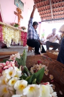 Miércoles 4 de mayo. Tradicionalistas zoques realizan la ensarta de la Flor de Mayo en la ermita del Cerrito en el poniente de Tuxtla Gutiérrez durante las celebraciones del día 3 y 4 donde la cofradía de la etnia zoque realiza varias procesiones en honor