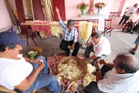 Miércoles 4 de mayo. Tradicionalistas zoques realizan la ensarta de la Flor de Mayo en la ermita del Cerrito en el poniente de Tuxtla Gutiérrez durante las celebraciones del día 3 y 4 donde la cofradía de la etnia zoque realiza varias procesiones en honor