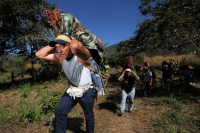Viernes 20 de diciembre del 2013. Acala. Los Floreros de Chiapa de Corzo llegan esta mañana a El Rodeo donde pernoctaran antes de regresar a la colonial ciudad de la ribera con los atados de flor de Nilurayilo sobre las espaldas y después de recorrer algu