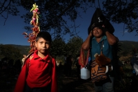 Viernes 20 de diciembre del 2013. Acala. Los Floreros de Chiapa de Corzo llegan esta mañana a El Rodeo donde pernoctaran antes de regresar a la colonial ciudad de la ribera con los atados de flor de Nilurayilo sobre las espaldas y después de recorrer algu