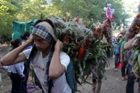 Lunes 21 de diciembre del 2015. Chiapa de Corzo. Los cientos de Floreros llegan esta madrugada a las cercanías de la comunidad de la ribera del Grijalva sucios y cansados después de permanecer durante 8 días en las montañas de Los altos de Chiapas donde r