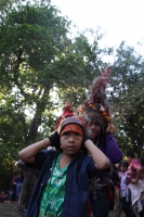 Lunes 21 de diciembre del 2015. Chiapa de Corzo. Los cientos de Floreros llegan esta madrugada a las cercanías de la comunidad de la ribera del Grijalva sucios y cansados después de permanecer durante 8 días en las montañas de Los altos de Chiapas donde r