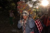 Lunes 21 de diciembre del 2015. Chiapa de Corzo. Los cientos de Floreros llegan esta madrugada a las cercanías de la comunidad de la ribera del Grijalva sucios y cansados después de permanecer durante 8 días en las montañas de Los altos de Chiapas donde r