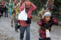 Lunes 21 de diciembre del 2015. Chiapa de Corzo. Los cientos de Floreros llegan esta madrugada a las cercanías de la comunidad de la ribera del Grijalva sucios y cansados después de permanecer durante 8 días en las montañas de Los altos de Chiapas donde r