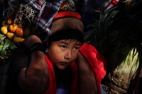 Lunes 21 de diciembre del 2015. Chiapa de Corzo. Los cientos de Floreros llegan esta madrugada a las cercanías de la comunidad de la ribera del Grijalva sucios y cansados después de permanecer durante 8 días en las montañas de Los altos de Chiapas donde r