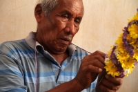Miércoles 17 de abril del 2019. Tuxtla Gutiérrez. Las familias de la comunidad Zoque se reúnen este medio día en la casa de la Familia Álvarez para elaborar las ofrendas de flores que servirán en las actividades de esta Semana Santa.
