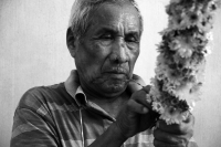 Miércoles 17 de abril del 2019. Tuxtla Gutiérrez. Las familias de la comunidad Zoque se reúnen este medio día en la casa de la Familia Álvarez para elaborar las ofrendas de flores que servirán en las actividades de esta Semana Santa. Miércoles 17 de abril del 2019. Tuxtla Gutiérrez. Las familias de la comunidad Zoque se reúnen este medio día en la casa de la Familia Álvarez para elaborar las ofrendas de flores que servirán en las actividades de esta Semana Santa.
