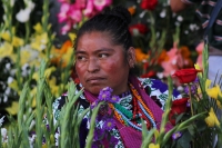 Lunes 31 de octubre del 2016. Tuxtla Gutiérrez. Las manos expertas de las mujeres de los parajes del municipio de San Lorenzo Zinacantan ofrecen desde hace varios años arreglos y flores en los panteones de la capital del estado de Chiapas