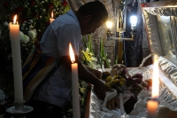 Lunes 3 de septiembre del 2018. Tuxtla Gutiérrez. Don Florentino Maestro Albacea de la Priosterí­a del Cerrito recibe La Flor de los maestros de la Mayordomí­a y Priosterí­a Zoque durante su velación este medio dí­a.