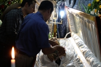 Lunes 3 de septiembre del 2018. Tuxtla Gutiérrez. Don Florentino Maestro Albacea de la Priosterí­a del Cerrito recibe La Flor de los maestros de la Mayordomí­a y Priosterí­a Zoque durante su velación este medio dí­a.