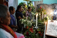 Lunes 3 de septiembre del 2018. Tuxtla Gutiérrez. Don Florentino Maestro Albacea de la Priosterí­a del Cerrito recibe La Flor de los maestros de la Mayordomí­a y Priosterí­a Zoque durante su velación este medio dí­a.