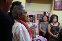 Lunes 3 de septiembre del 2018. Tuxtla Gutiérrez. Don Florentino Maestro Albacea de la Priosterí­a del Cerrito recibe La Flor de los maestros de la Mayordomí­a y Priosterí­a Zoque durante su velación este medio dí­a.