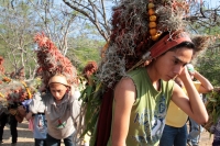 Jueves 21 de diciembre del 2017. Chiapa de Corzo. Los jóvenes floreros llegan este medio dí­a a Chiapa de Corzo después de permanecer recolectando la flor de Niluyarilu en las comunidades de la zona de Los Altos de Chiapas. Este tubérculo será utiliza