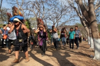 Jueves 21 de diciembre del 2017. Chiapa de Corzo. Los jóvenes floreros llegan este medio dí­a a Chiapa de Corzo después de permanecer recolectando la flor de Niluyarilu en las comunidades de la zona de Los Altos de Chiapas. Este tubérculo será utiliza