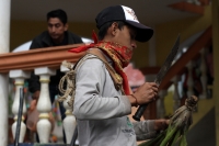 Martes 18 de diciembre del 2018. Zinacantan. Los tuberculos de la flor de Niluyarilo es recoelctada por jóvenes provenientes de la comunidad de Chiapa de Corzo en las comunidades de Los altos de Chiapas recorriendo varios kilómetros a pie. La planta que