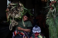 Martes 18 de diciembre del 2018. Zinacantan. Los tuberculos de la flor de Niluyarilo es recoelctada por jóvenes provenientes de la comunidad de Chiapa de Corzo en las comunidades de Los altos de Chiapas recorriendo varios kilómetros a pie. La planta que