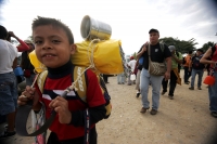 Martes 14 de diciembre. Chiapa de Corzo. Los jóvenes floreros salen esta tarde de la ciudad de Chiapa de Corzo en una caminata hacia la región Altos de Chiapas para realizar la recolección tradicional de la flor de Niluyarilu. Esta caminata dura 6 días en