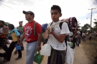 Martes 14 de diciembre. Chiapa de Corzo. Los jóvenes floreros salen esta tarde de la ciudad de Chiapa de Corzo en una caminata hacia la región Altos de Chiapas para realizar la recolección tradicional de la flor de Niluyarilu. Esta caminata dura 6 días en