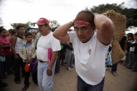 Martes 14 de diciembre. Chiapa de Corzo. Los jóvenes floreros salen esta tarde de la ciudad de Chiapa de Corzo en una caminata hacia la región Altos de Chiapas para realizar la recolección tradicional de la flor de Niluyarilu. Esta caminata dura 6 días en
