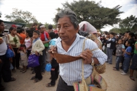 Martes 14 de diciembre. Chiapa de Corzo. Los jóvenes floreros salen esta tarde de la ciudad de Chiapa de Corzo en una caminata hacia la región Altos de Chiapas para realizar la recolección tradicional de la flor de Niluyarilu. Esta caminata dura 6 días en