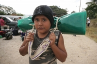 Martes 14 de diciembre. Chiapa de Corzo. Los jóvenes floreros salen esta tarde de la ciudad de Chiapa de Corzo en una caminata hacia la región Altos de Chiapas para realizar la recolección tradicional de la flor de Niluyarilu. Esta caminata dura 6 días en