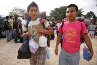 Martes 14 de diciembre. Chiapa de Corzo. Los jóvenes floreros salen esta tarde de la ciudad de Chiapa de Corzo en una caminata hacia la región Altos de Chiapas para realizar la recolección tradicional de la flor de Niluyarilu. Esta caminata dura 6 días en