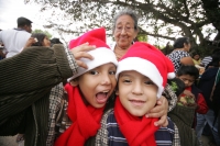 Martes 14 de diciembre. Chiapa de Corzo. Los jóvenes floreros salen esta tarde de la ciudad de Chiapa de Corzo en una caminata hacia la región Altos de Chiapas para realizar la recolección tradicional de la flor de Niluyarilu. Esta caminata dura 6 dÃas en Martes 14 de diciembre. Chiapa de Corzo. Los jóvenes floreros salen esta tarde de la ciudad de Chiapa de Corzo en una caminata hacia la región Altos de Chiapas para realizar la recolección tradicional de la flor de Niluyarilu. Esta caminata dura 6 dÃas en