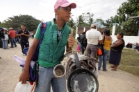 Martes 14 de diciembre. Chiapa de Corzo. Los jóvenes floreros salen esta tarde de la ciudad de Chiapa de Corzo en una caminata hacia la región Altos de Chiapas para realizar la recolección tradicional de la flor de Niluyarilu. Esta caminata dura 6 días en