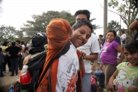 Martes 14 de diciembre. Chiapa de Corzo. Los jóvenes floreros salen esta tarde de la ciudad de Chiapa de Corzo en una caminata hacia la región Altos de Chiapas para realizar la recolección tradicional de la flor de Niluyarilu. Esta caminata dura 6 días en