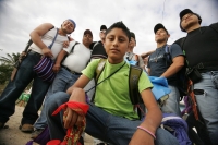 Martes 14 de diciembre. Chiapa de Corzo. Los jóvenes floreros salen esta tarde de la ciudad de Chiapa de Corzo en una caminata hacia la región Altos de Chiapas para realizar la recolección tradicional de la flor de Niluyarilu. Esta caminata dura 6 días en
