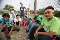 Martes 14 de diciembre. Chiapa de Corzo. Los jóvenes floreros salen esta tarde de la ciudad de Chiapa de Corzo en una caminata hacia la región Altos de Chiapas para realizar la recolección tradicional de la flor de Niluyarilu. Esta caminata dura 6 días en
