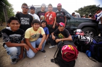 Martes 14 de diciembre. Chiapa de Corzo. Los jóvenes floreros salen esta tarde de la ciudad de Chiapa de Corzo en una caminata hacia la región Altos de Chiapas para realizar la recolección tradicional de la flor de Niluyarilu. Esta caminata dura 6 días en