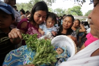 Martes 14 de diciembre. Chiapa de Corzo. Los jóvenes floreros salen esta tarde de la ciudad de Chiapa de Corzo en una caminata hacia la región Altos de Chiapas para realizar la recolección tradicional de la flor de Niluyarilu. Esta caminata dura 6 días en