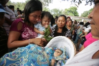 Martes 14 de diciembre. Chiapa de Corzo. Los jóvenes floreros salen esta tarde de la ciudad de Chiapa de Corzo en una caminata hacia la región Altos de Chiapas para realizar la recolección tradicional de la flor de Niluyarilu. Esta caminata dura 6 días en