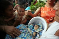 Martes 14 de diciembre. Chiapa de Corzo. Los jóvenes floreros salen esta tarde de la ciudad de Chiapa de Corzo en una caminata hacia la región Altos de Chiapas para realizar la recolección tradicional de la flor de Niluyarilu. Esta caminata dura 6 días en