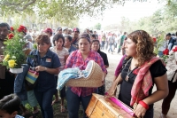 Martes 14 de diciembre. Chiapa de Corzo. Los jóvenes floreros salen esta tarde de la ciudad de Chiapa de Corzo en una caminata hacia la región Altos de Chiapas para realizar la recolección tradicional de la flor de Niluyarilu. Esta caminata dura 6 días en
