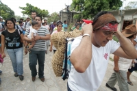 Martes 14 de diciembre. Chiapa de Corzo. Los jóvenes floreros salen esta tarde de la ciudad de Chiapa de Corzo en una caminata hacia la región Altos de Chiapas para realizar la recolección tradicional de la flor de Niluyarilu. Esta caminata dura 6 días en