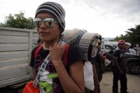 Martes 14 de diciembre. Chiapa de Corzo. Los jóvenes floreros salen esta tarde de la ciudad de Chiapa de Corzo en una caminata hacia la región Altos de Chiapas para realizar la recolección tradicional de la flor de Niluyarilu. Esta caminata dura 6 días en